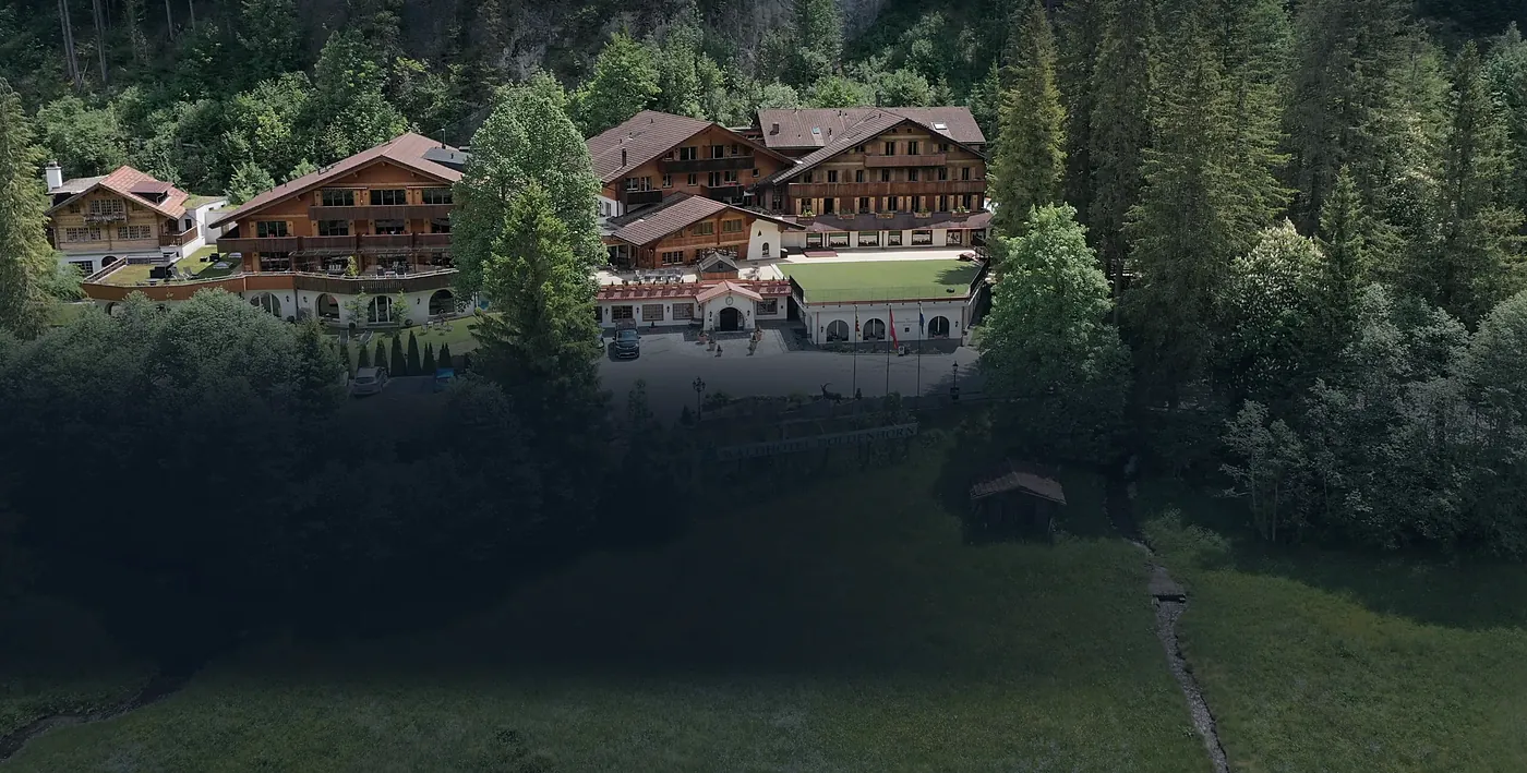 Das Waldhotel Doldenhorn am Waldrand in Kandersteg, aus der Luft gesehen