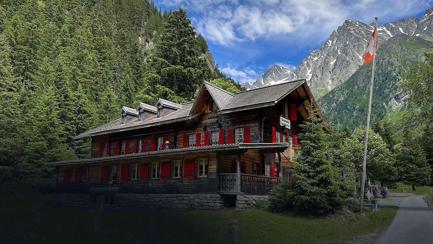 Das Berghotel Gasterntal an der Naturstrasse, Holz mit roten Läden