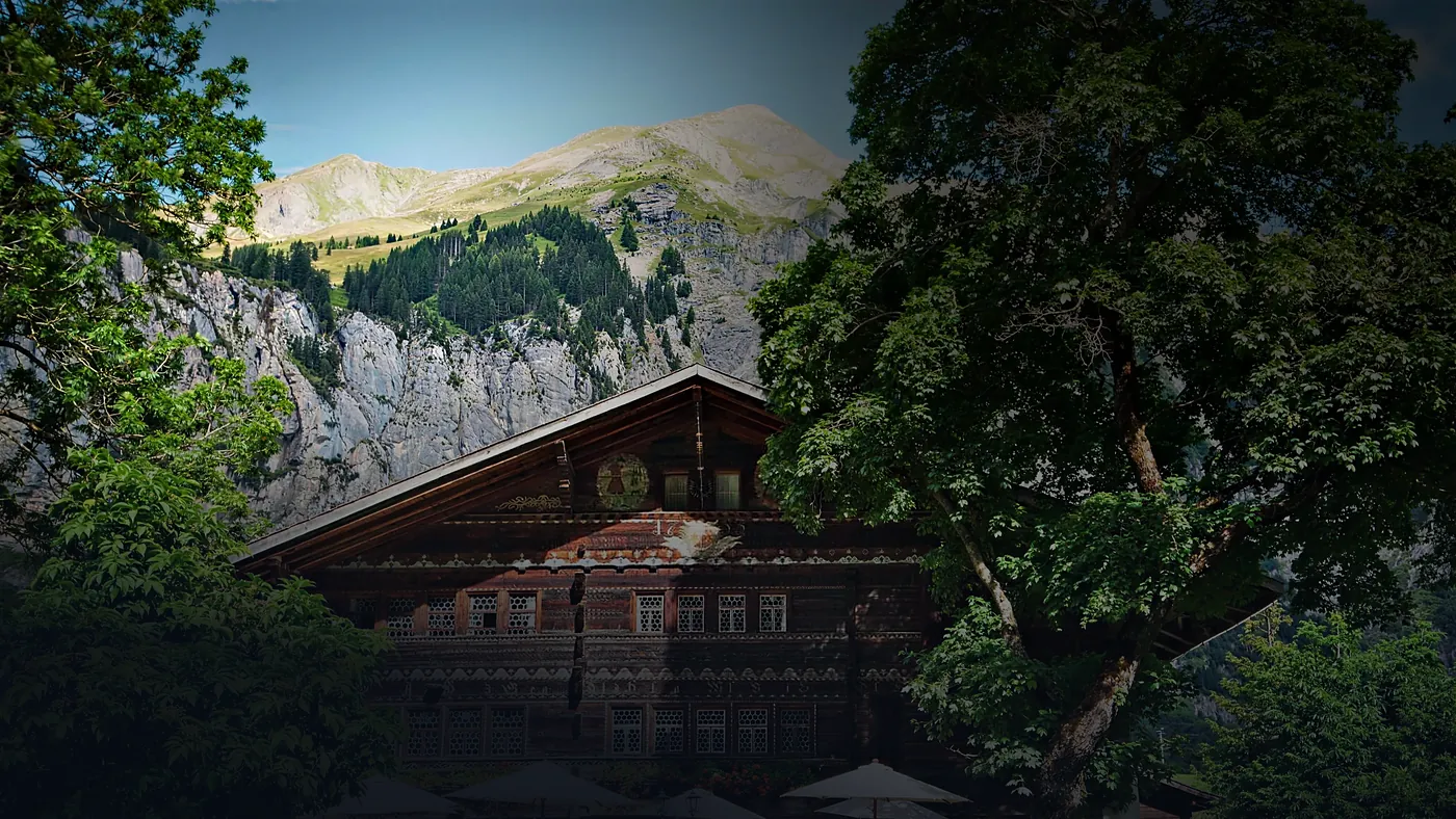 Der Landgasthof Ruedihus hinter Laub, davor die Terrasse mit Schirmen