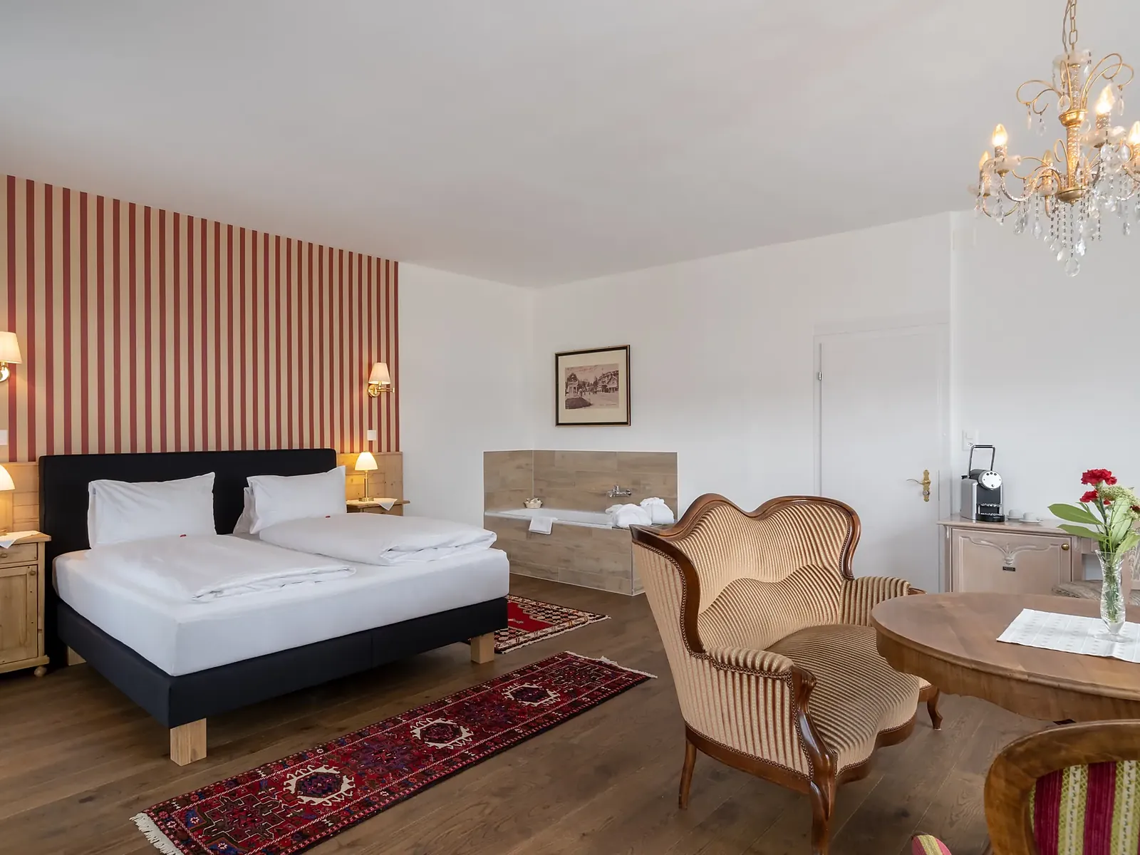 Signature-Suite mit gestreifter Wand und Kronleuchter