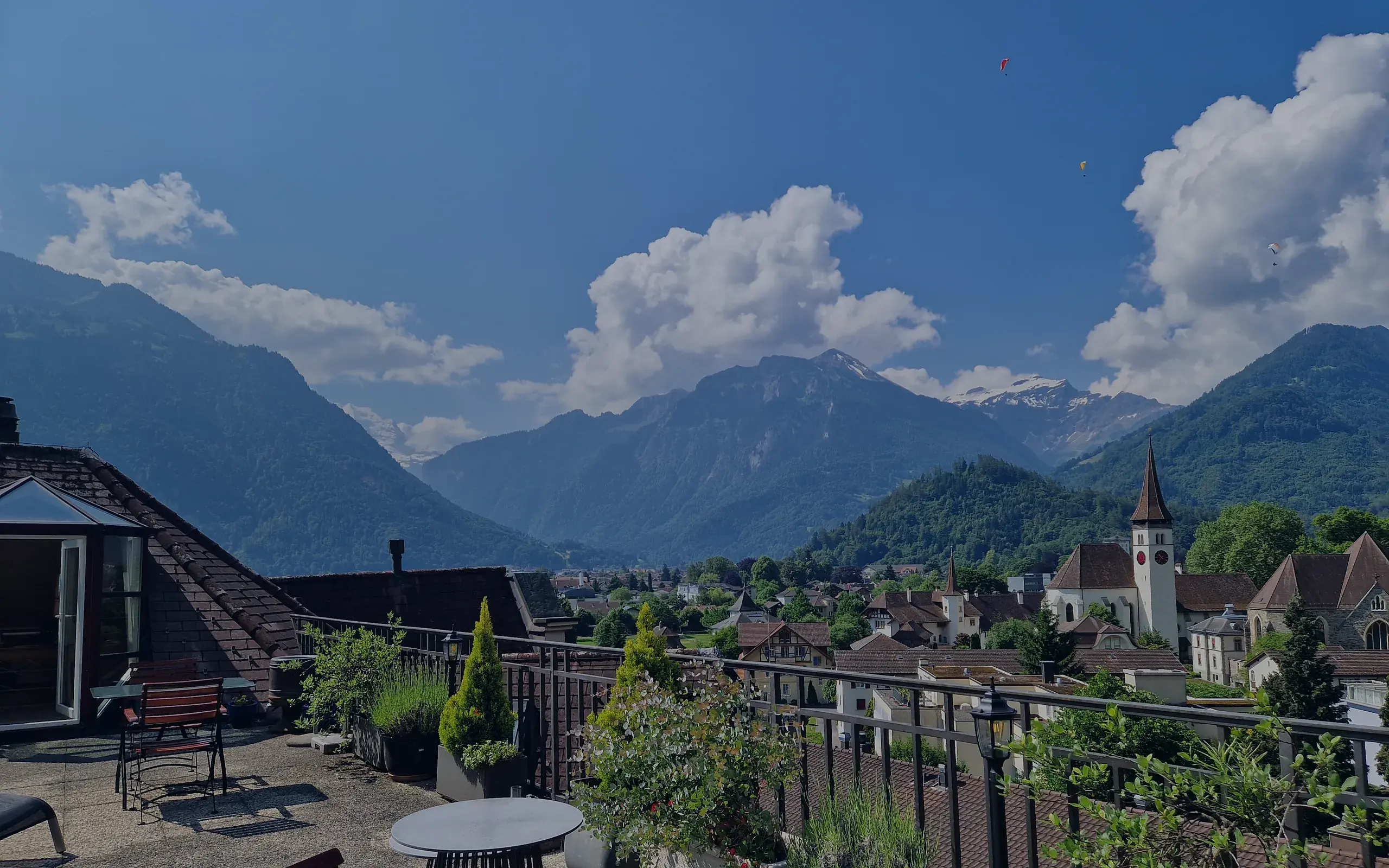 Blick von der Dachterrasse des Carlton-Europe über Interlaken zu den Bergen