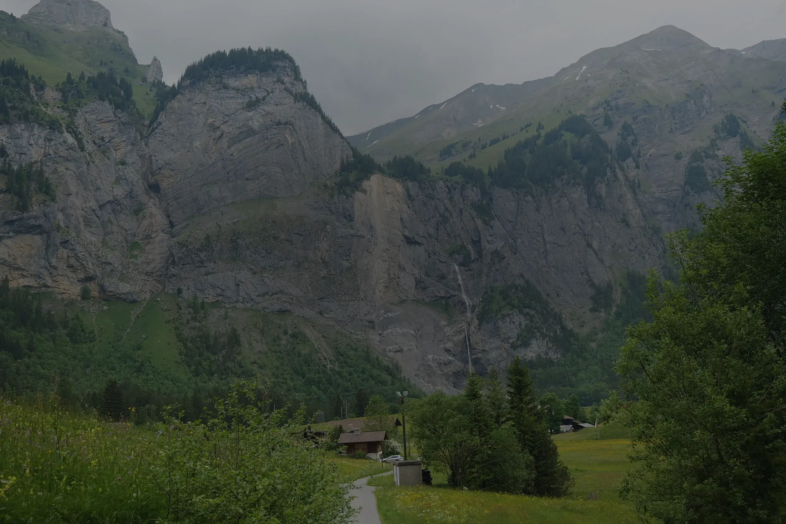 Das Tal bei Kandersteg, Felswände über dem Wald