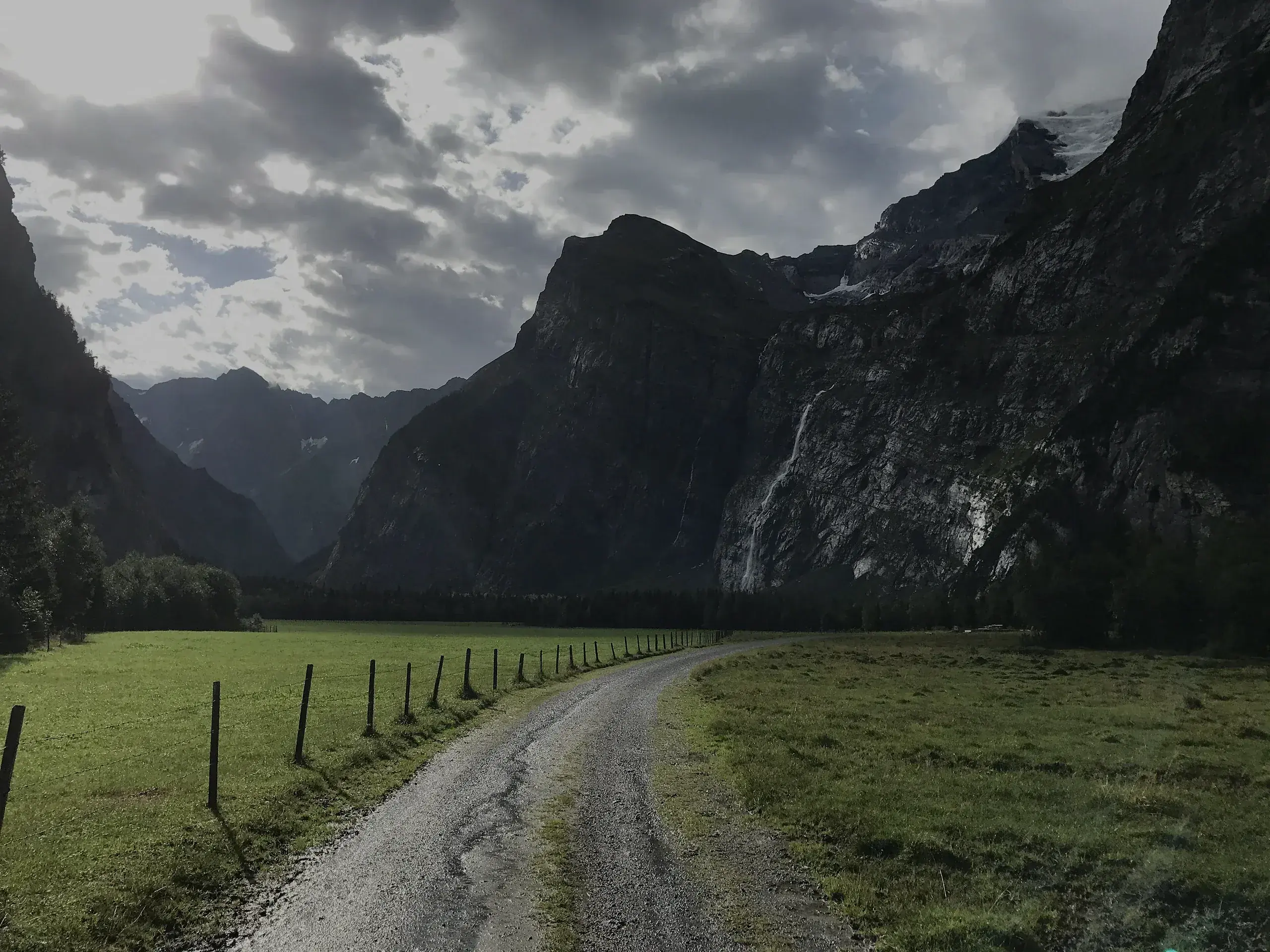 Die Naturstrasse im Talboden des Gasterntals unter Regenwolken