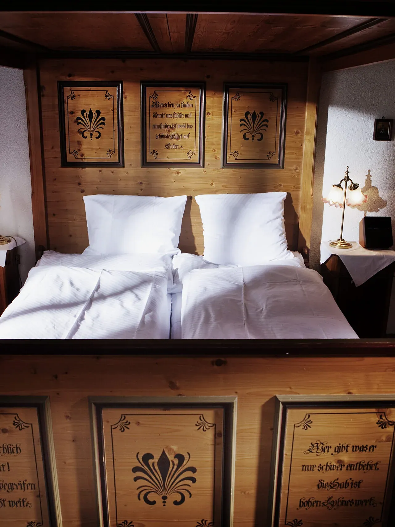 Himmelbett mit bemalten Füllungen und Sprüchen