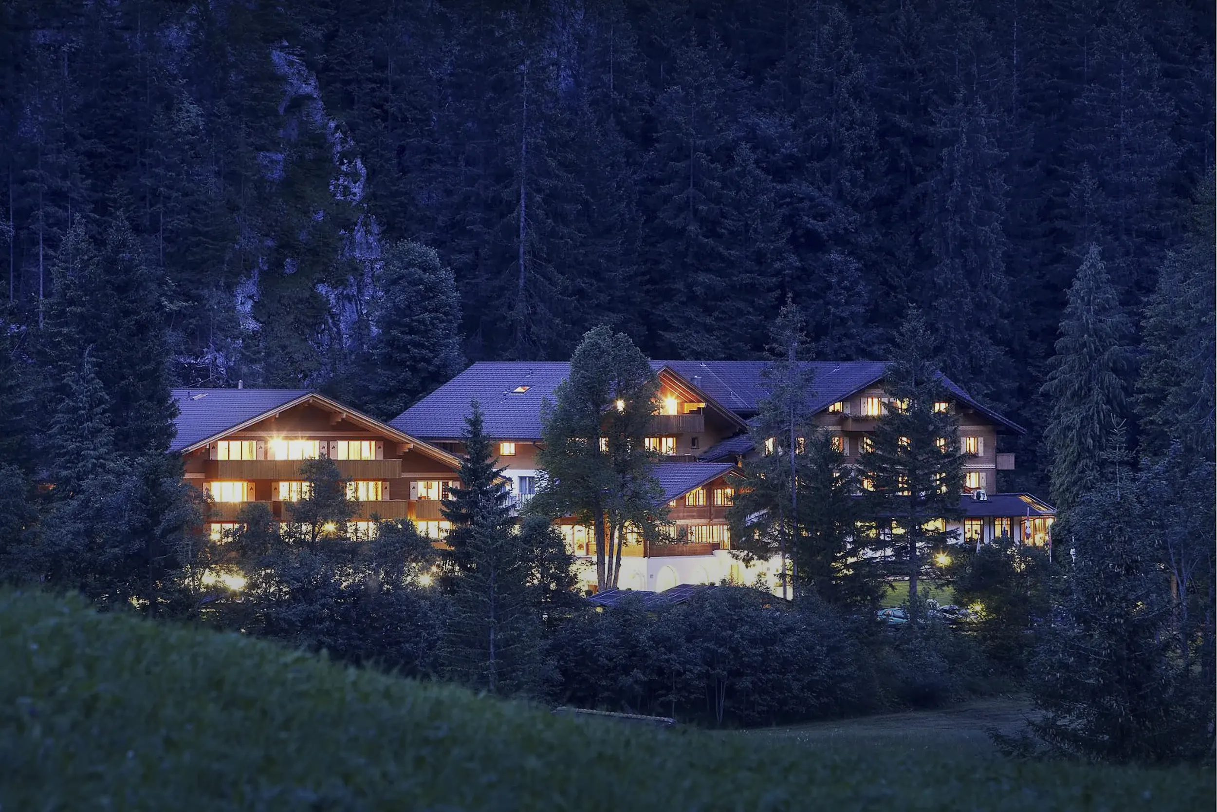 Das Waldhotel Doldenhorn in der Dämmerung, alle Fenster erleuchtet